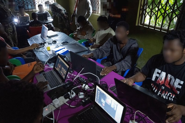 Una operación conjunta internacional entre el sector público y el privado se centra en los estafadores de África Occidental