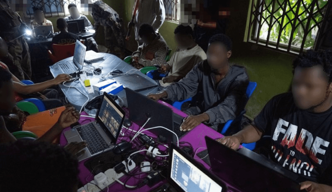 Redadas en viviendas de África Occidental utilizadas para estafas; «rescatadas» más de 100 presuntas víctimas de la trata