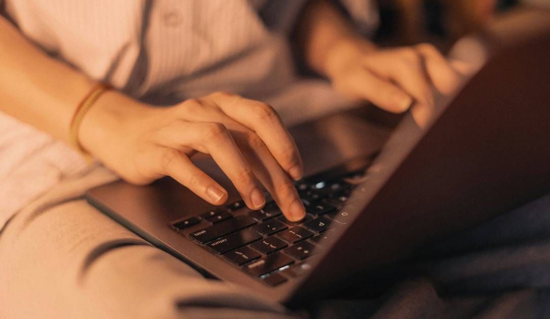 Según los investigadores, un spyware «zero-click» infecta los dispositivos a través de anuncios en línea
